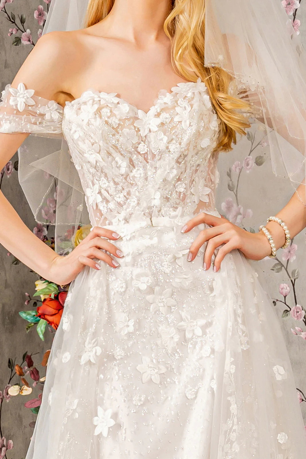 Abito da sposa con corsetto stretto trasparente con spalline lunghe e aperte, con decalcomania floreale 3D